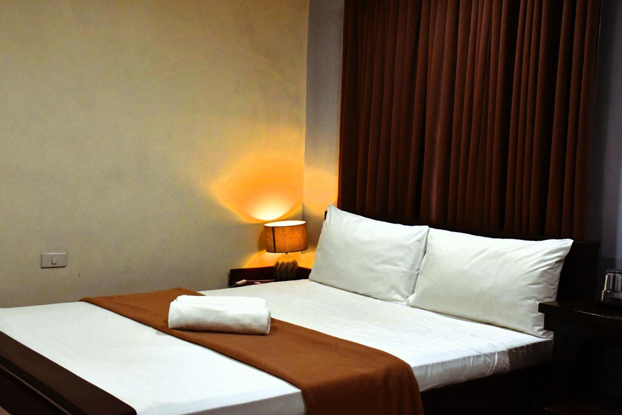 Arzo Hotel Makati Makati City Eksteriør bilde